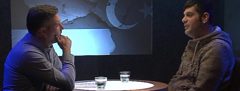 Bülent Askar mit Moderator Marcus Walter im ERF-Fernsehstudio